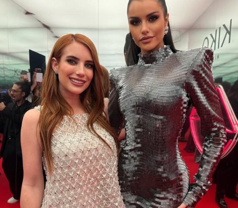 Emilia Dides posa con Emma Roberts en evento en Milán.