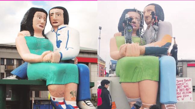 En el aniversario 170° de la ciudad de Puerto Montt, capital de la región de Los Lagos, se inauguró una nueva costanera y con ello también una renovada escultura "Sentados Frente al Mar".
Sin embargo, a pesar de que su autor, Robinson Barría, sabía del cambio de pintura, nunca fue consultado respecto a la modificación de la base, a la cual le quitaron unas bancas sobre las que descansaba la pareja.
En entrevista con Las Últimas Noticias, aseguró que la intervención sobre la obra inspirada en la canción 'Puerto Montt' de la banda uruguaya Los Iracundos destruyó "la forma que yo presenté", y agregó que "me cambiaron todo, la forma de la escultura. Eso es una falta de respeto frente al artista y la creación".
Asimismo, el escultor aseveró que "mi proyecto constaba de una pareja que estaba en una banca, apoyada en tres pilares. Y con ciertas características especiales: le di un sentido, una simbología, una altura a la figura. Eso lo volaron sin consultarme y le pusieron unos cubos de hormigón".
En tanto, desde la Agrupación Sur Pinta, encargada del mejoramiento de la obra, indicaron sobre la base que "fue una empresa constructora la que estuvo a cargo de la remodelación del parque, que estuvo cerrado desde mayo del 2020 a enero del 2023".
"Sabíamos que debíamos tener mucho resguardo con la obra porque solo podía ser intervenida por su autor (…), pero la base es una cosa y la escultura otra. Y la base tenía que seguir la línea del proyecto", zanjaron.