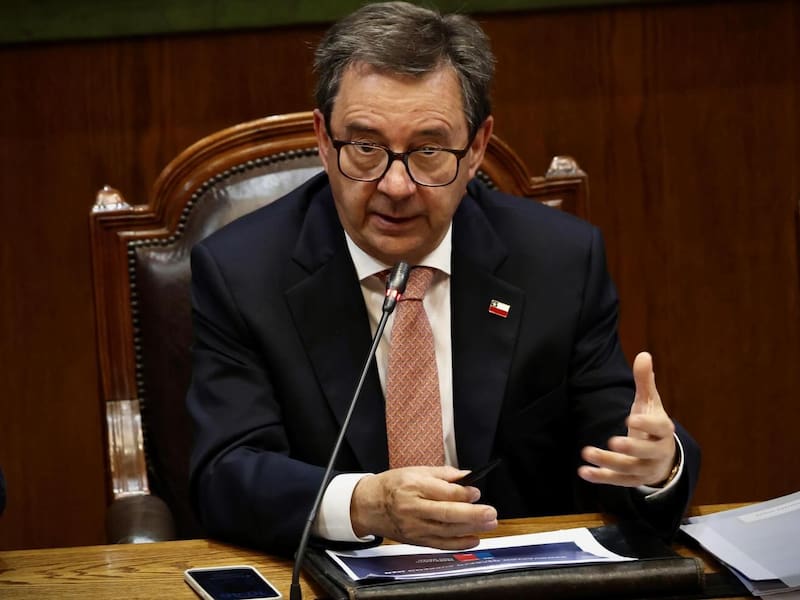Ministro Barros admite que no maneja todos los antecedentes del Escudo de las Américas y pide esperar regreso de Kast
