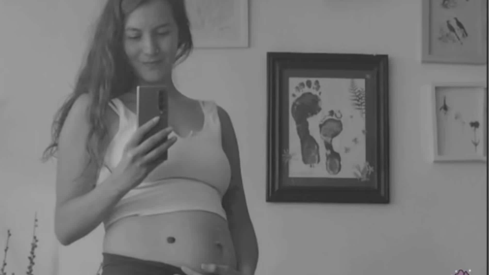 Paula Carrasco posando con su panza de embarazo