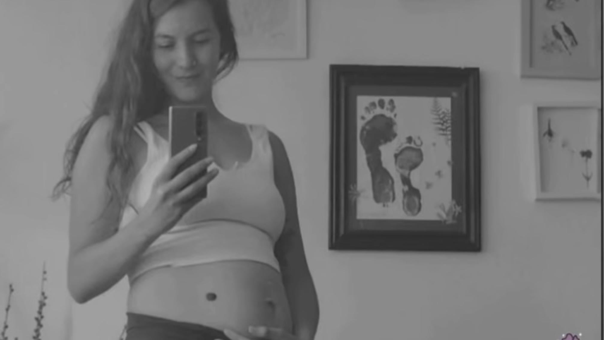 Paula Carrasco posando con su panza de embarazo