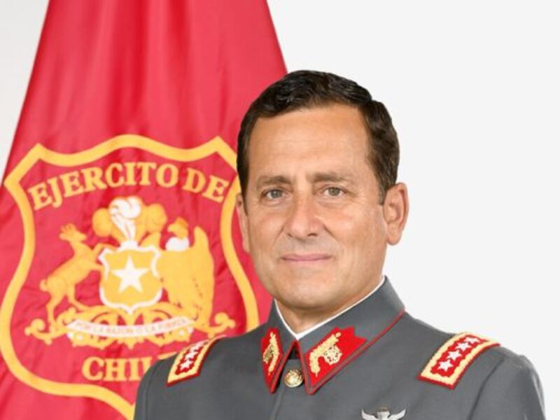 Comandante en jefe del Ejército aseguró que conscriptos “decidieron marchar con polera” en fatal instrucción a Putre