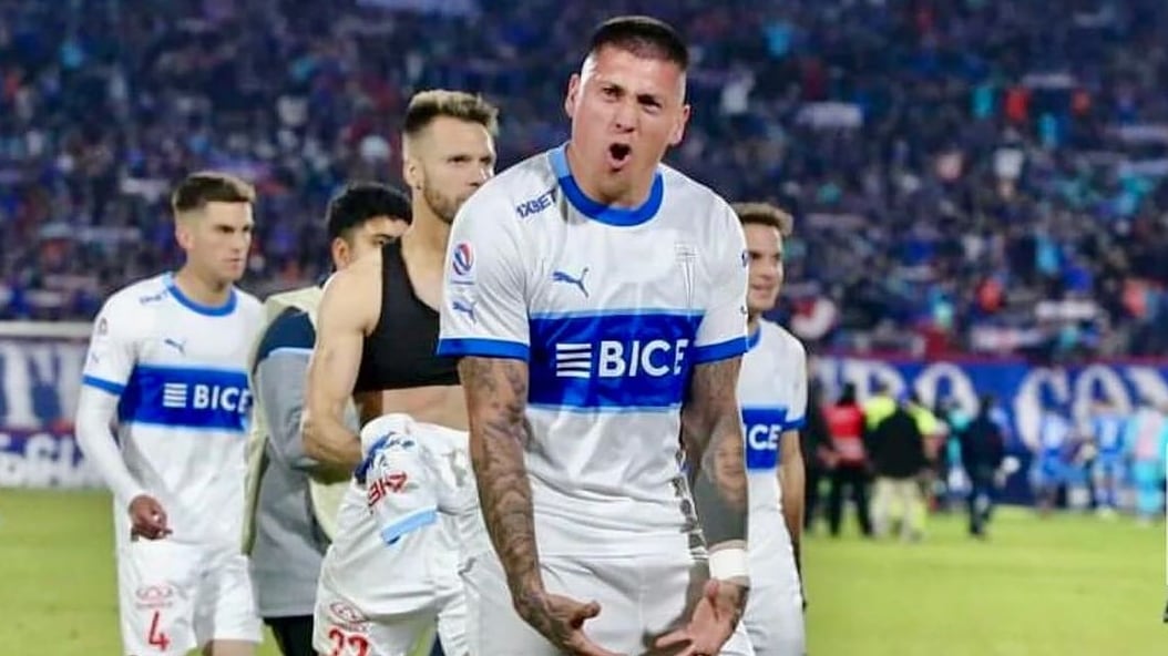 El delantero de la UC protagonizó una nueva polémica al realizar un grosero gesto a los hinchas de la U luego del triunfo cruzado en el clásico estudiantil.