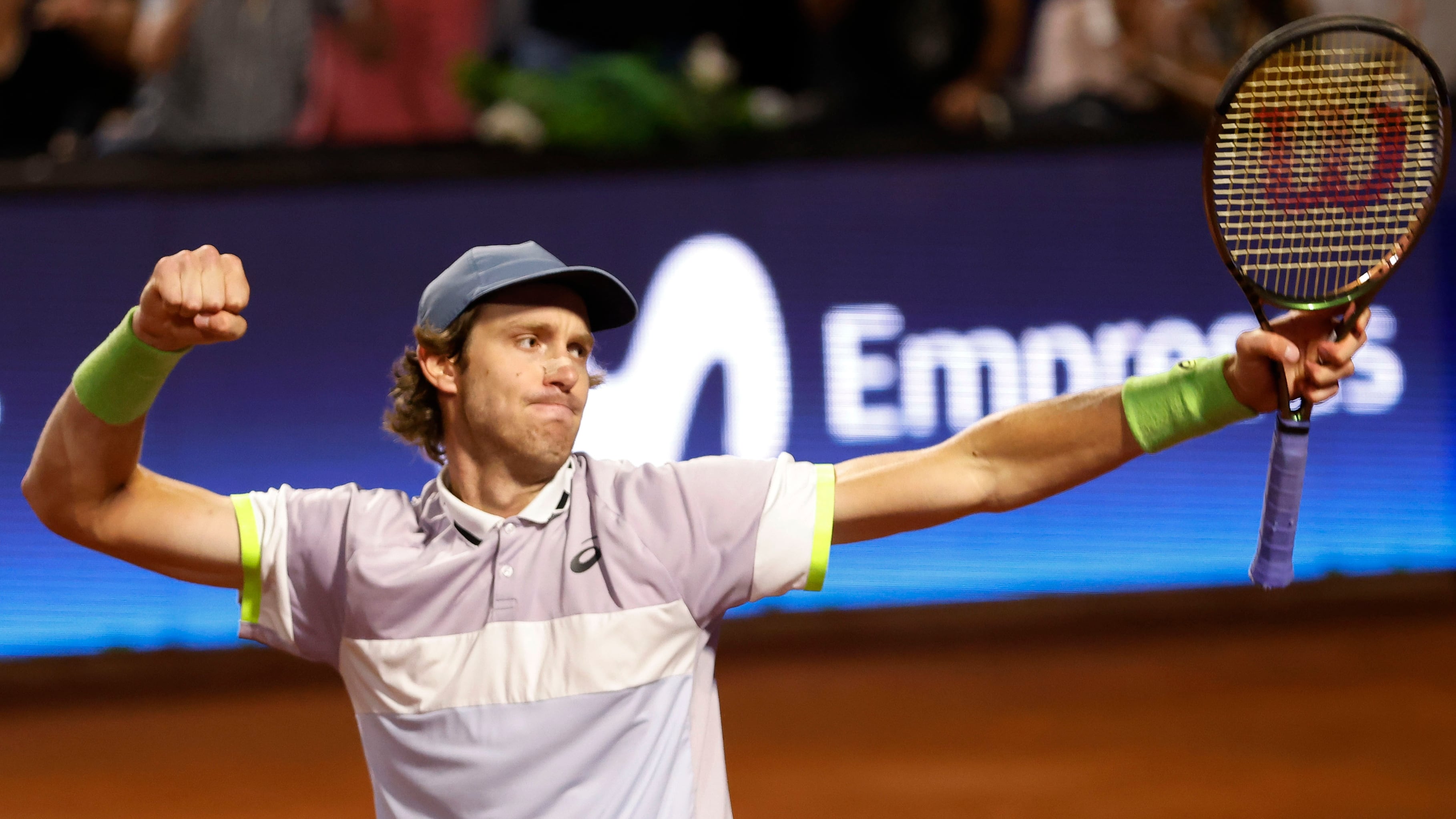 El tenista chileno avanzó por primera vez a la tercera ronda de Roland Garros luego de vencer este jueves al estadounidense Tommy Paul por parciales de 3/6, 6/1, 6/4 y 7/5.
