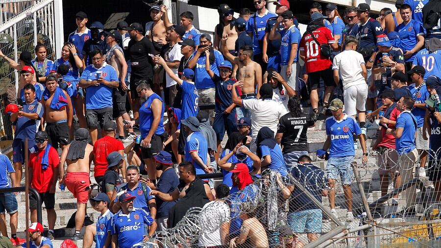 Los hinchas de la U en el Monumental