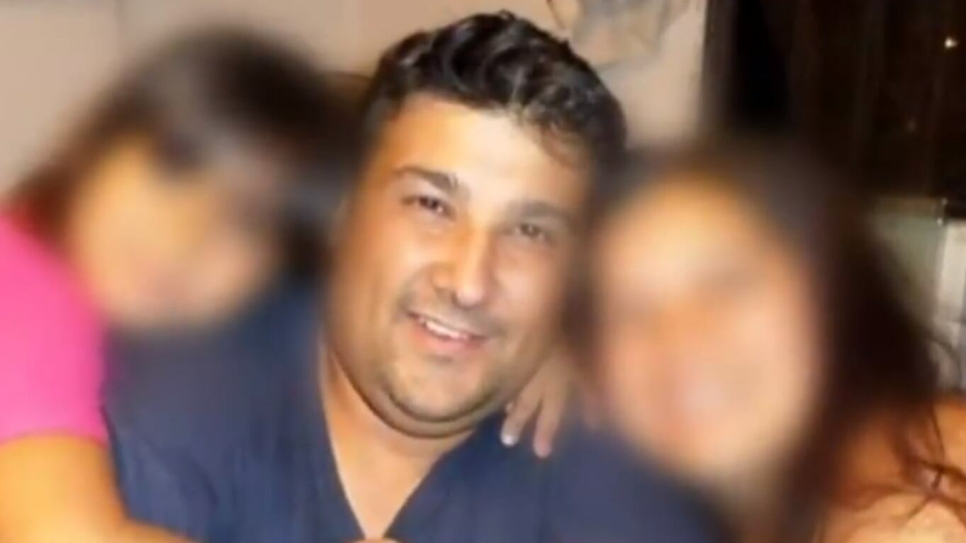 Un hombre de 41 años se encuentra en riesgo vital tras recibir un impacto de bala al interior de su vehículo, mientrtas esperaba a su hija en el estacionamiento del polémico centro de eventos de la comuna de Maipú, Espacio Don Óscar.
Todo ocurrió pasadas las cuatro de la madrugada cuando delincuentes intentaron robar el auto a otro conductor y comenzaron a realizar disparos a mansalva, luego que la persona asaltada pusiera resistencia.
Producto de los disparos otras dos personas también resultaron heridas.
“Uno de los heridos se trasladó al hospital El Carmen. Luego se conoció que una mujer de 41 años había sido lesionada en razón del mismo hecho… Y luego en Pudahuel apareció una tercera persona herida que se resistió a un asalto”
Con esto, la discoteque suma un nuevo hecho delictual. En septiembre del 2022 un joven de 19 años fue asesinado en los estacionamientos con un balazo en la cabeza.
El año 2016, el exfutbolista Leopoldo Osores falleció a los 23 años de edad, tras un altercado con Francisco y Gerardo Huaiquipán, hijos de Francisco Huaquipán (exjugador de Colo Colo).
Alcalde de Maipú pide cambios legales
“Otra vez balaceras y delitos en Espacio Don Óscar. ¿Hasta cuándo? ¿Cómo puede ser que ante tanta evidencia, homicidios y balaceras, y todas las acciones que hemos agotado como municipio, puedan seguir operando? Necesitamos cambios legales urgentes. Son una vergüenza para Maipú”, escribió en Twitter el Jefe comunal Tomás Vodanovic.
Posteriormente, a través de un video, reiteró que “una vez más vemos como hechos delictivos y balaceras ocurren nuevamente en Espacio Don Óscar”.
“Resulta incomprensible que, pese a la serie de balaceras -con homicidios incluidos- que han ocurrido en dicho espacio, y todas las acciones que hemos agotado como municipio, ellos puedan seguir inescrupulosamente funcionando en nuestra comuna”, añadió el edil.
En esa línea, remarcó que “necesitamos cuanto antes cambios legales que puedan facultar a los municipios a clausurar de una vez y para siempre este tipo de espacios”.