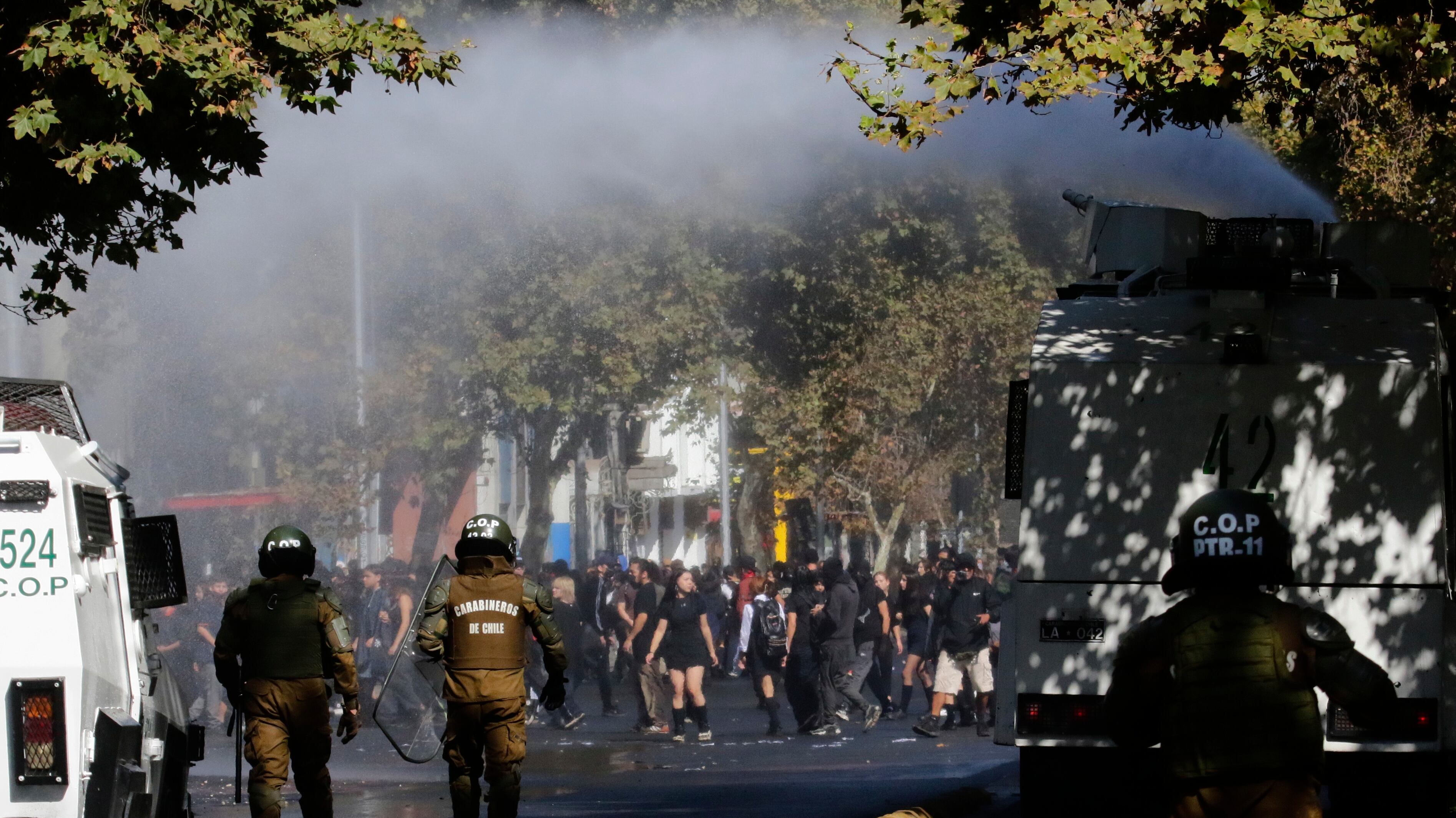 Carabineros informó este mediodía de los primeros 27 detenidos por manifestaciones en el Día del Joven Combatiente de 2023.