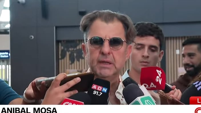 El presidente de la concesionaria ByN, minutos antes de embarcarse en vuelo a Uruguay junto al plantel de Colo Colo.