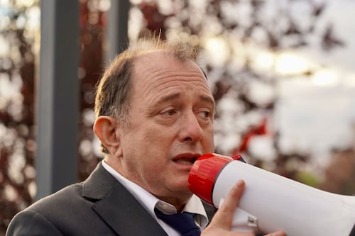 Poduje lanza dura frase por casas defectuosas en El Olivar: “quiere quedarse con la casa mal hecha, me firma”