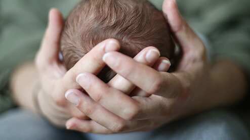 Bebé recién nacida fue mutilada en sus genitales