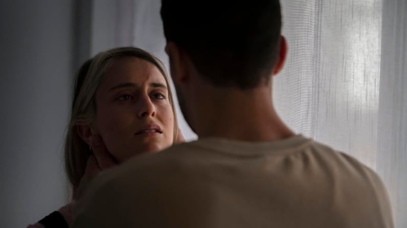 Mujer descubre que su expareja engañaba a su hijo con su nuera y que la niña era en realidad su hija