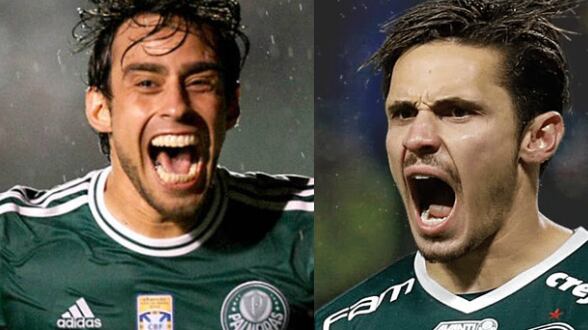 Raphael Veiga, volante del Palmeiras, anotó un gol en el triunfo del Verdao por 2-1 sobre el Corinthians, en un infartante clásico paulista que tomó lugar el pasado sábado en una nueva fecha del Brasileirao, y más allá de su conquista, llamó la atención cómo celebró.
Tras anotar, el mediocampista salió corriendo emulando una clásica celebración de Jorge Valdivia, chileno que vistió la camiseta verde en dos periodos, entre 2006 y 2008, y entre 2010 y 2015: un burlesco y provocador ademán de llanto.
Dicho gesto se popularizó en el año 2008, y tiene su origen en los días previos de un partido precisamente entre el Palmeiras y el Corinthians.
Raphael Veiga celebró como Valdivia
William Machado, exjugador del Timao, catalogó al “Mago” de llorón por sus constantes reclamos a los árbitros de ese entonces.
En el día del partido, el formado en Colo Colo anotó el único tanto del partido que le dio el triunfo al Verdao, en el minuto 77, por lo que para celebrar no encontró nada mejor que usar las palabras de Machado y dedicarle el particular festejo.
Veiga, una de las figuras del clásico del sábado, contó el origen de su celebración: “Hice un homenaje a Jorge Valdivia. En 2008 yo pagaba la entrada para verlo jugar y por eso imité su celebración hoy contra Corinthians”.