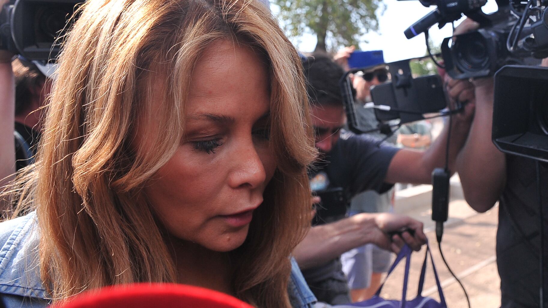 26 DE DICIEMBRE DEl 2024 / SANTIAGO
La ex alcaldesa de Maipú Cathy Barriga, regresa a prisión para cumplir la misma medida cautelar que previamente la tuvo tras las rejas por 36 días, luego de que la Sexta Sala de la Corte de Apelaciones de Santiago revocó el arresto domiciliario que había sido decretado y ordenó el regreso de la ex alcaldesa a prisión preventiva.