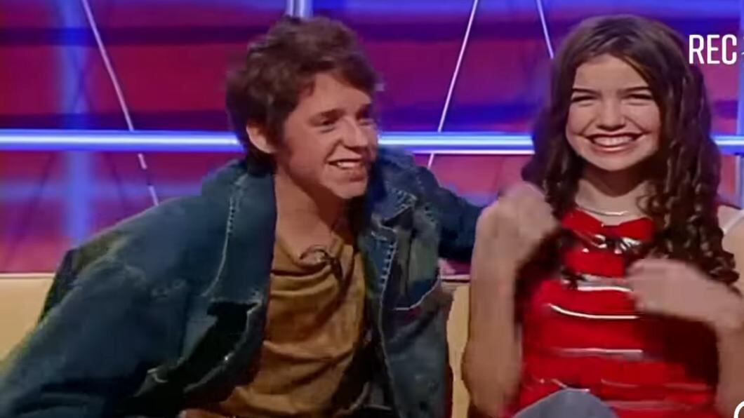 Un video que revolucionó las redes sociales fue el que compartió Matías Vega en su cuenta de Instagram, registro de cuando fue entrevistado junto a Millaray Viera en el extinto programa de Raúl Alcaíno, “Lunes sin falta”.
En el archivo que le enviaron desde Canal 13, ambos eran menores de edad y comentaron su experiencia trabajando juntos para el programa juvenil Música libre.
“Desde @rectv13 me enviaron esta joyita @millarayviera @mesiasvega entrevistados por Raúl Alcaino en el programa “Lunes sin falta” en @canal13cl Año 2001″, escribió el también locutor radial, recordando cuando tenía 16 años de edad.