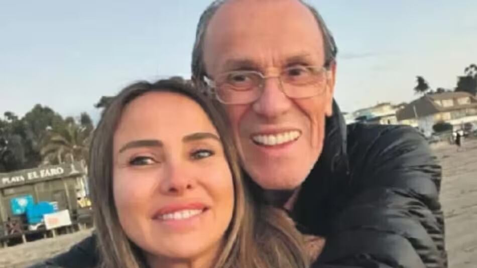 Paloma Aliaga está viviendo un duro duelo tras la lamentable muerte de Marco Aliaga, su padre, a los 75 años. En conversación con LUN, reveló más detalles de la dura batalla que su progenitor estaba dando con el cáncer.
La comunicadora recordó los buenos momentos con él, la complicidad que tenía con sus hijas y sus enseñanzas. Además, contó cómo fue el duro proceso del diagnóstico y tratamiento de su enfermedad.
Paloma Aliaga reveló que en enero del 2024 le encontraron un tumor en el pulmón. Por ende, tuvo que someterse a un fuerte tratamiento de radioterapia y quimioterapia. “Milagrosamente el tumor desapareció, pero las radioterapias hicieron que se le activara una fibrosis pulmonar y eso fue lo que lo terminó afectando”, explicó.
“No quería morir, quería vivir. Hasta el último día estuvo consciente. Así que fue doloroso para todos, sabía que se estaba apagando como una velita. Él tenía planes de vida, pero en el fondo todos sabíamos que no había vuelta atrás”, dijo la periodista.
Sin embargo, Paloma Aliaga junto a su familia lo disfrutaron a concho. Explicó que tras la separación de sus padres, Marco Aliaga se unió a la familia de ella y a la dinámica familiar. “Afortunadamente lo pudimos disfrutar mucho. Lo llevábamos para todas partes, viajamos con él y era muy cómplice con mis hijas”, dijo.