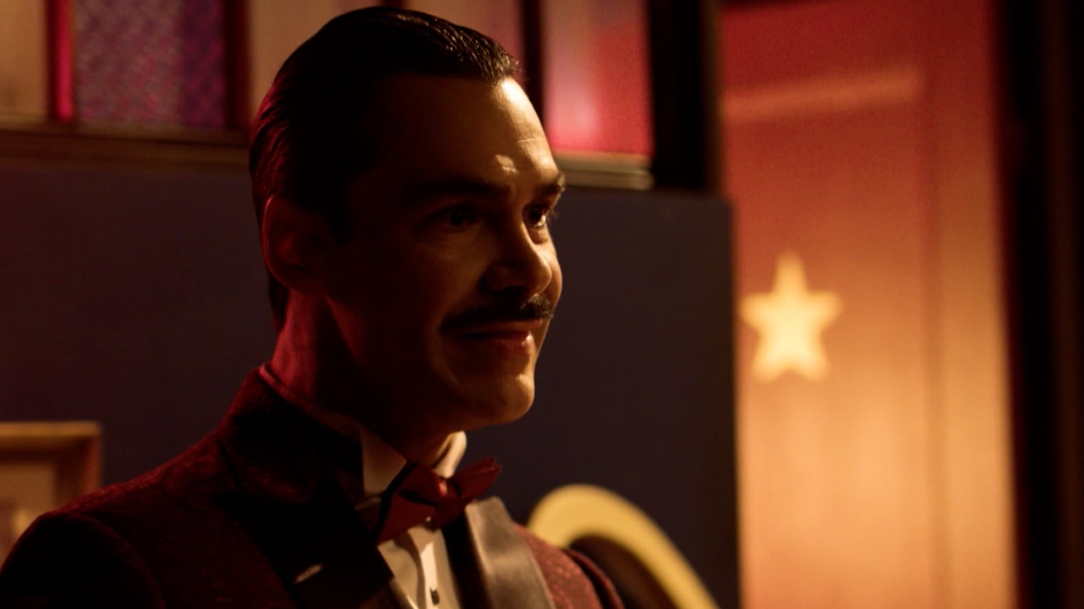 El actor Fernando Olivares interpreta el personaje de Beto Pirandelli en la nocturna actual de Mega.