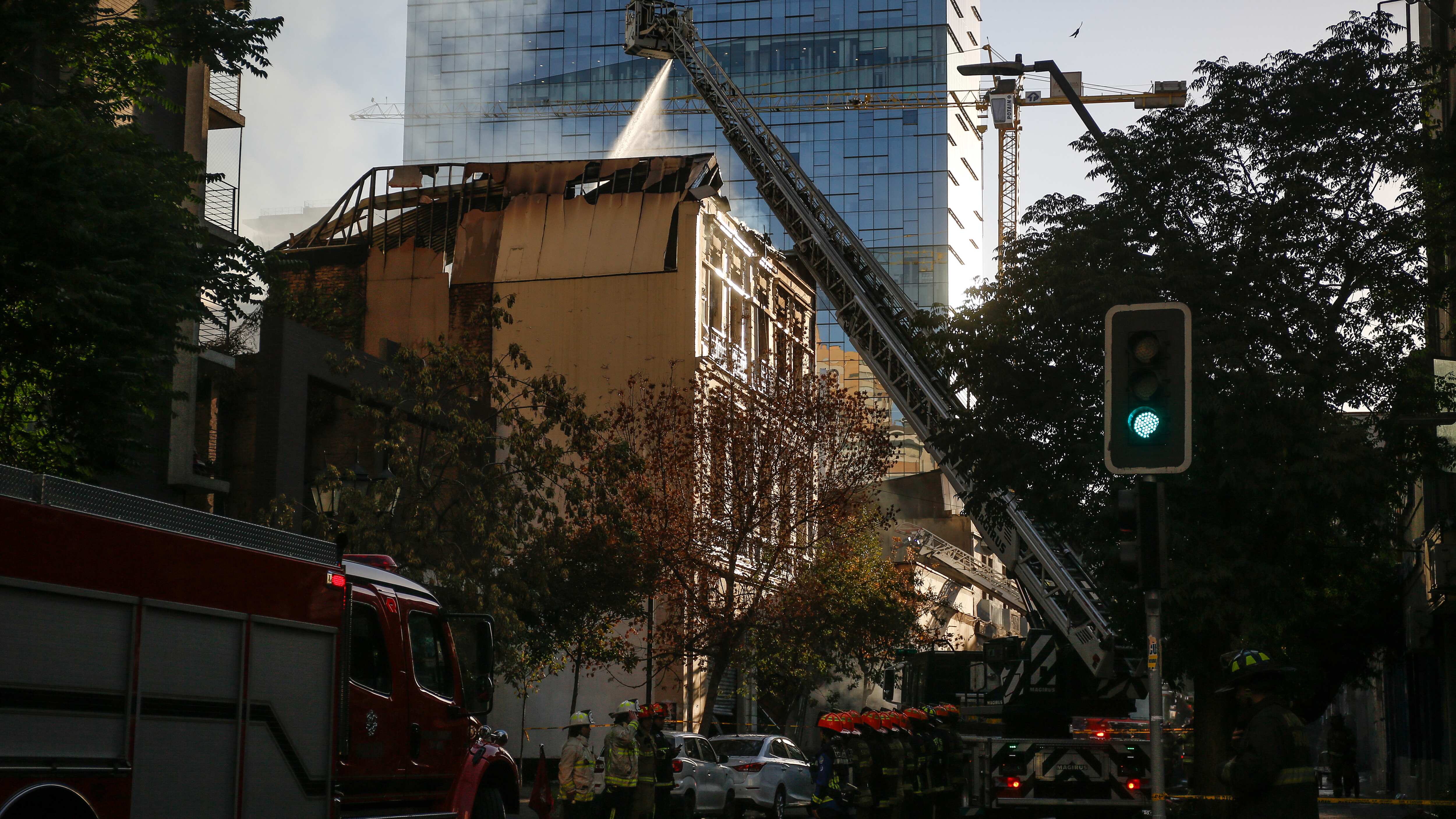 Incendio en hotel abandonado en Santiago centro