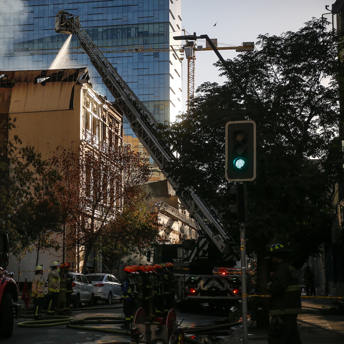 Voluntaria de bomberos resulta afectada en incendio de hotel abandonado en Santiago Voluntaria de bomberos resulta afectada en incendio de hotel abandonado en Santiago
