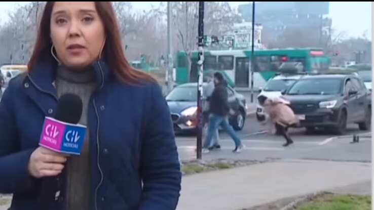 Joven cayó en Plaza Italia durante despacho en noticiero de CHV y se hizo viral en Instagram.