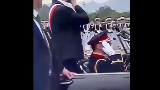 Perfectamente podría ser un chicle lo que el Presidente Gabriel Boric se echó a la boca mientras se trasladaba en el auto presidencial por la explanada del Parque O´Higgins, para presenciar la Para Militar. Sin embargo, cibernautas “vieron” otra cosa.
“Captan a Gabriel Boric consumiendo una sustancia indeterminada en plena #ParadaMilitar2023. El tipo vive dopado”, “Don Merluzo Pichicatiandose antes de la #ParadaMilitar2023 ... Qué será?”, “Q se estara tomando el Sr. Presidente.????” escribieron tuiteros.