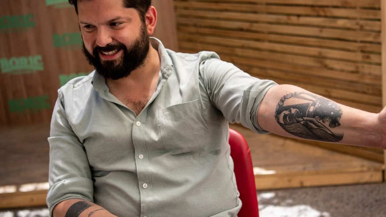 Los tatuajes del presidente de Chile, Gabriel Boric. Foto AFP