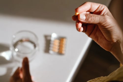 Eliminan advertencias generales de riesgo en terapias hormonales para la menopausia