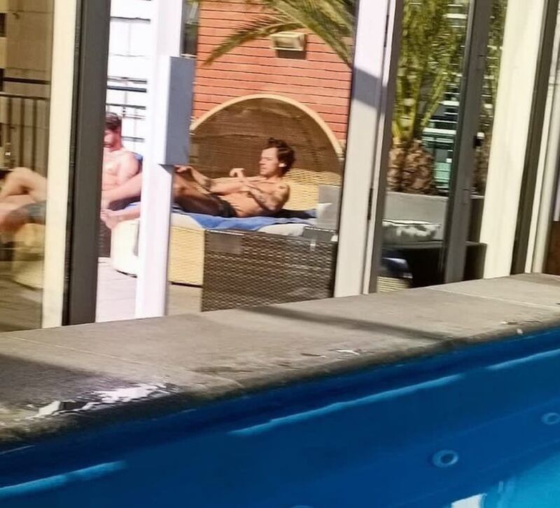 Harry Styles tomando sol en Chile, Vía Twitter