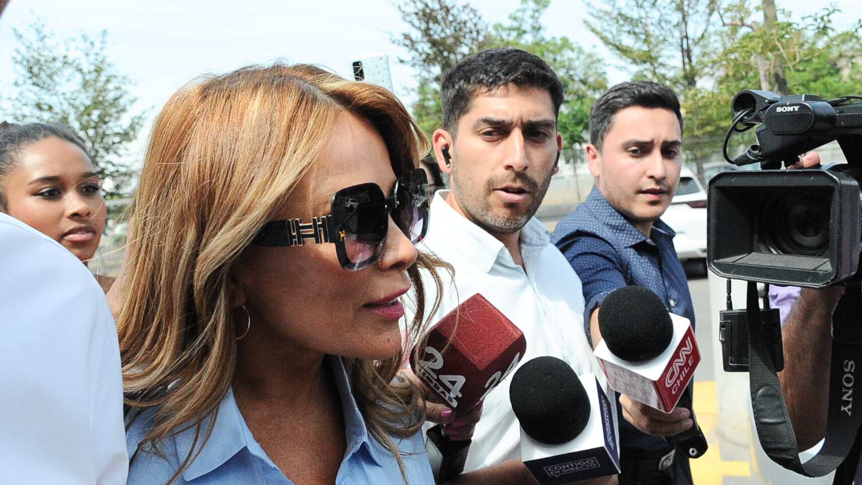 Segunda audiencia de formalización de exalcaldesa de Maipú Cathy Barriga | 17 DE ENERO DEL 2024 / SANTIAGO
Cathy Barriga, ex alcalde de Maipú, durante su salida tras finalizar jornada de segunda audiencia en su contra.
En el 9° Juzgado de Garantía de Santiago, se realiza la segunda audiencia de formalización de la investigación contra la ex alcaldesa de Maipú, Cathy Barriga, por presuntos delitos reiterados de fraude al fisco y falsificación de instrumento público.
VICTOR HUENANTE/ AGENCIAUNO