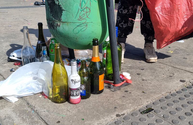 VALPARAISO: El dia despues de año nuevo | 01 DE ENERO DE 2025/VALPARAISO
El dia despues de los festejos de año nuevo, deja ver aun a personas celebrando, mientras personal municipal se encarga de limpiar las calles de la basura dejada por las personas en la llegada de este nuevo año.
FOTO: MANUEL LEMA OLGUIN/AGENCIAUNO