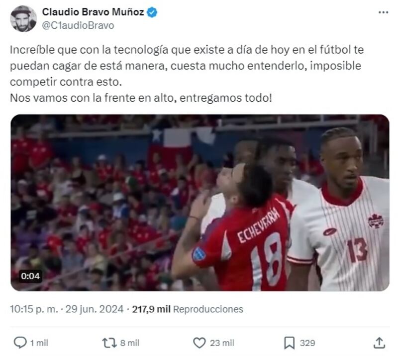 El arquero de la Roja reclamó a Roldán por no haber revisado en el VAR el codazo que recibió Rodrigo Echeverría.