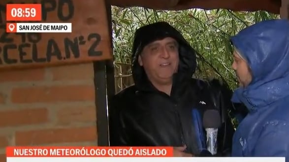 El meteorólogo quedó aislado en su hogar de Cajón del Maipo, donde esta mañana el programa "Buenos días a todos" mostró las labores que debió realizar para evitar que su vivienda se anegara.