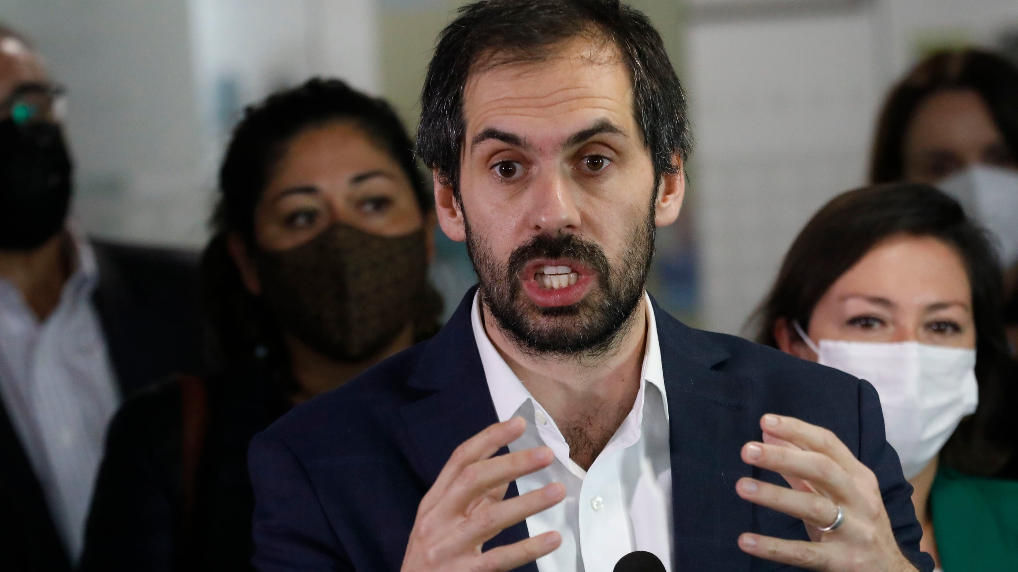 El ministro de Economía eliminó sus antiguos tuits en contra de Carabineros y esta jornada aseguró que esas opiniones de los efectivos policiales "es algo que no comparto en la actualidad".