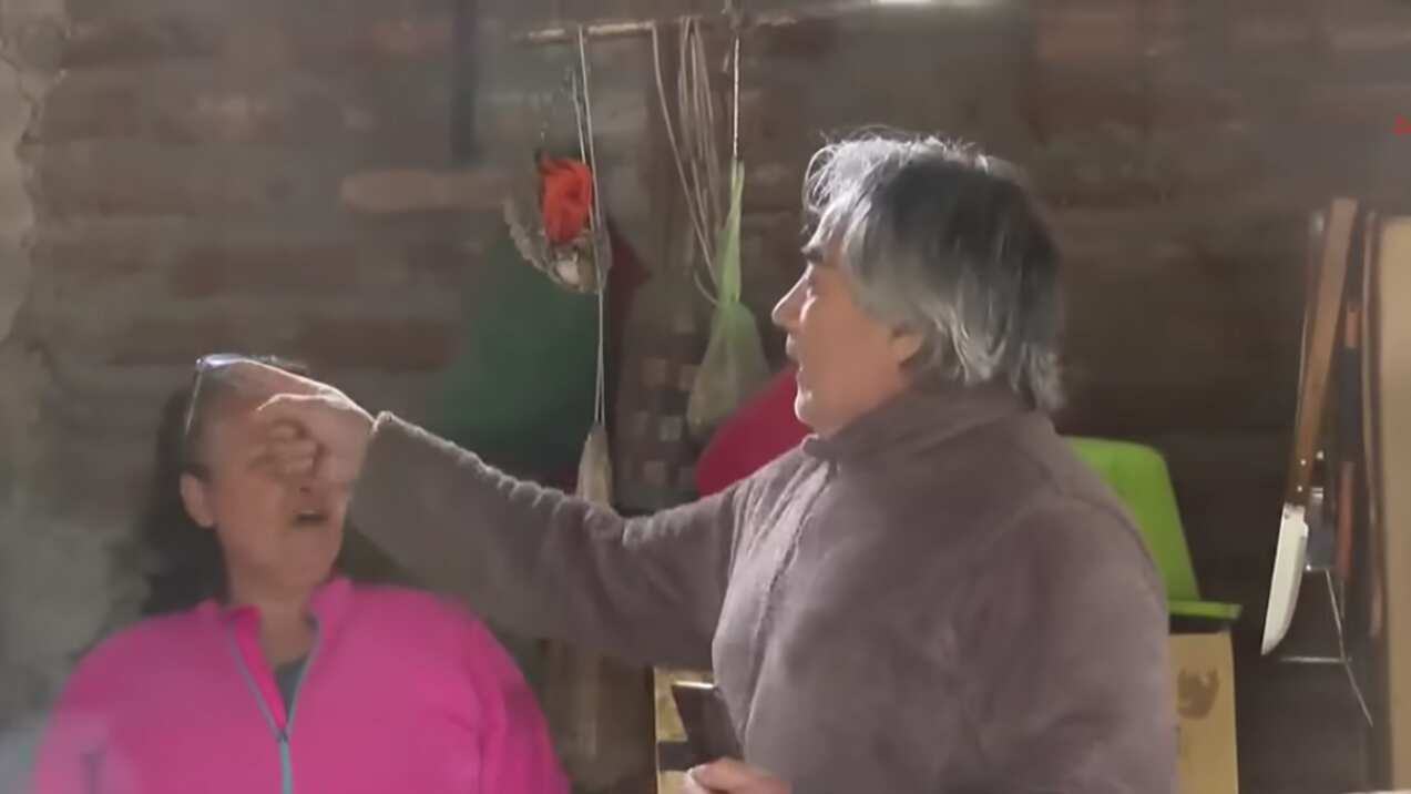 Hombre agrediendo a su hermana, cámaras de 24horas | Captura: TVN