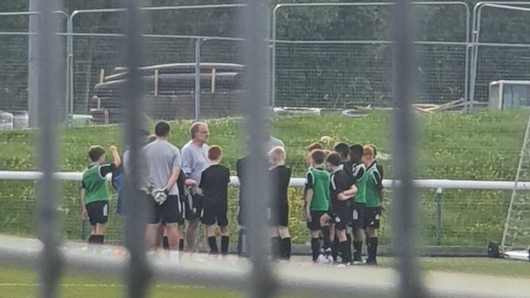 Bielsa en la práctica de la Sub 11 del Leeds