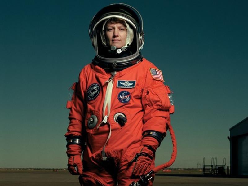 Annie Leibovitz fotografió a Eileen Collins en el Centro Espacial Johnson de la NASA en Houston, Texas, durante su entrenamiento. Collins fue la primera mujer piloto (Discovery en 1995) y la primera mujer comandante (Columbia, 1999) de un programa de transbordadores espaciales.