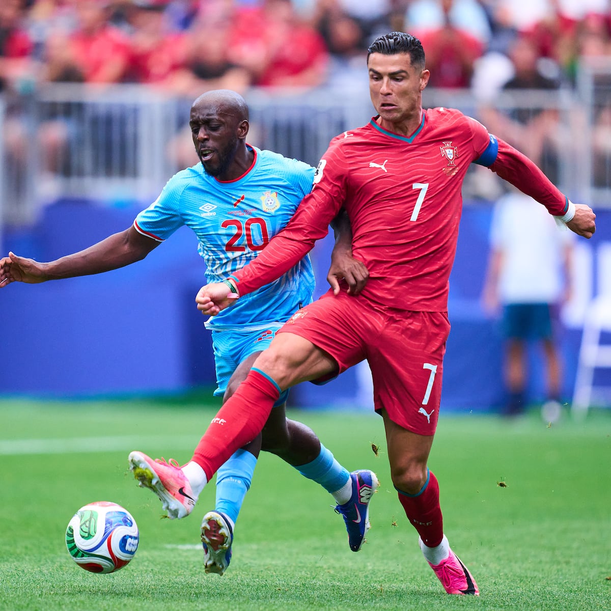 Cristiano Ronaldo hace historia en debut amargo de Portugal Cristiano Ronaldo hace historia en debut amargo de Portugal