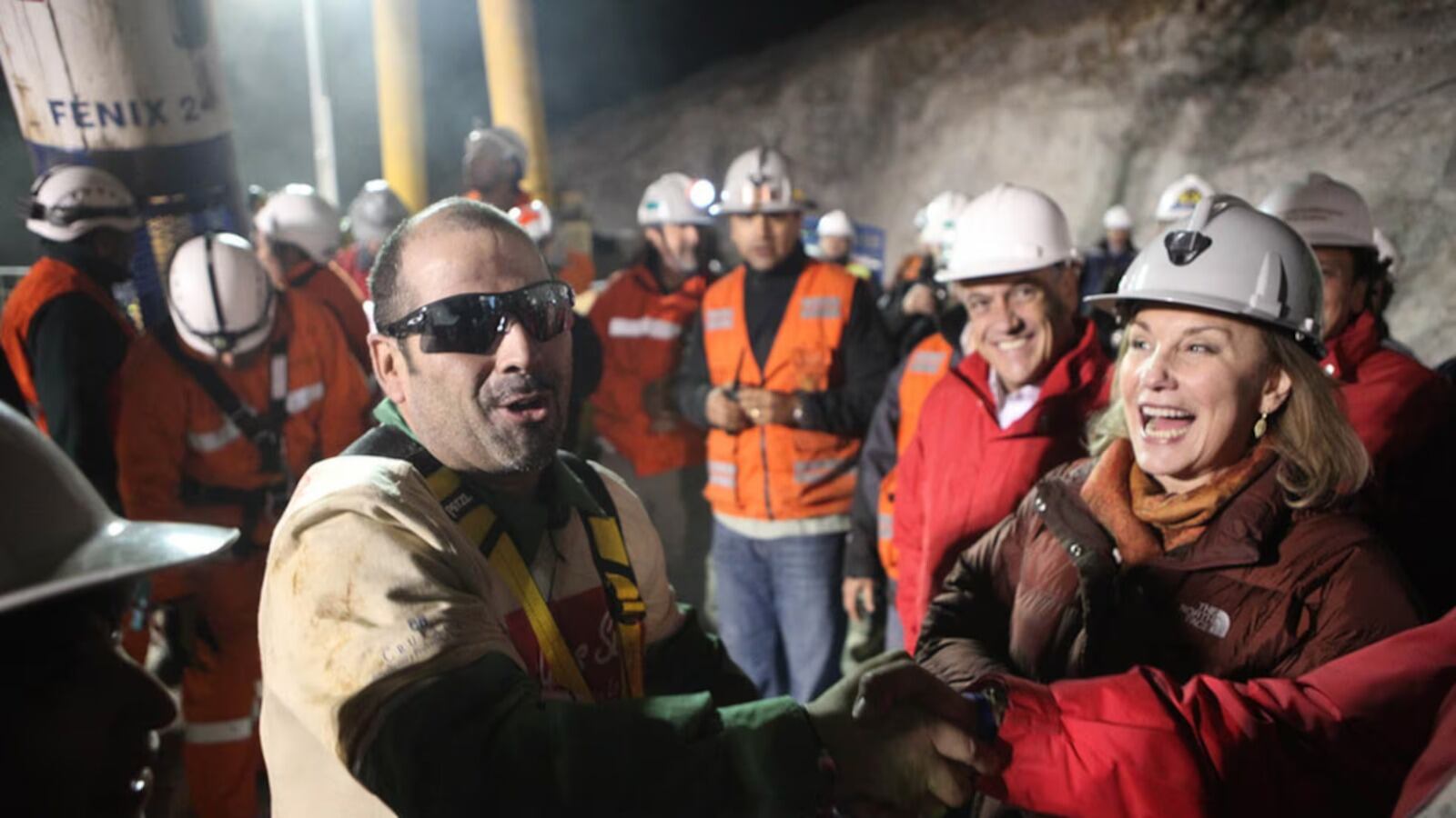 En horas de la madrugada de este sábado 21 de septiembre se confirmó el fallecimiento de Mario Gómez Heredia, uno de los 33 mineros que estuvo atrapado en la mina San José en el año 2010. De momento se desconocen las causas de su muerte, sin embargo, la noticia fue confirmada a por la Funeraria Candelaria de Copiapó a Meganoticias.🚨 Mario Gómez, de 74 años de edad, fue el minero más longevo de los que se encontraban a más de 700 metros de profundidad.📌 En 2018, Mario Gómez pasó por un difícil momento de salud, pues fue hospitalizado por silicosis y una fibrosis pulmonar, enfermedades comunes en quienes trabajan en minas.☝️ Mario fue el mayor de los 33 mineros que se encontraban atrapados, además, fue el noveno en ser rescatado aquel 13 de octubre de 2010, luego de 69 días bajo tierra. Fue el encargado de enviar la primera carta desde el refugio, detallando las coordenadas en que estaban ubicados.🔴 De este modo, Mario Gómez se convierte en el primero de los 33 mineros que fallece, luego de aquel acontecimiento hace 14 años que cambió sus vidas.