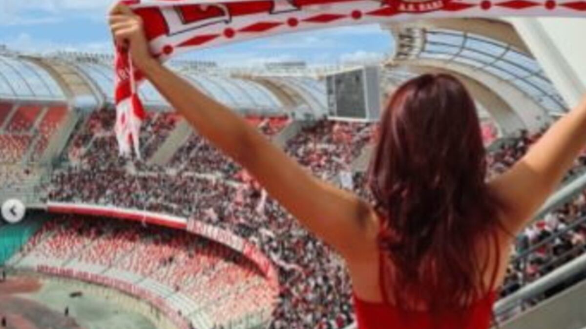 Coyote Cutee, la modelo italiana que se desnuda en los partidos de Italia.