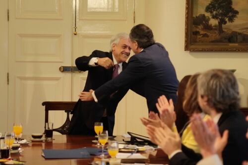 Como un partido de fútbol: revive el tenso ambiente en que se conoció el fallo de La Haya al interior de La Moneda