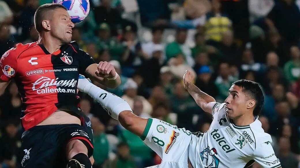 Según informaron en TVN, el Cacique habría decidido ofrecerle cerca de dos millones de dólares al club mexicano por los servicios del volante chileno-argentino.