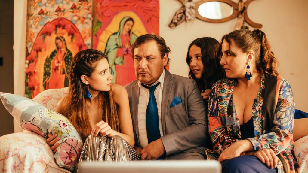 En esta película, veremos cómo se llevan al extremo aquellas acciones cotidianas que surgieron para prevenir y cuidarnos del contagio, con un resultado extraordinario de carcajadas para disfrutar con la familia y amigos. 
La risa y el humor siempre es necesario, más aún en los momentos de incertidumbre que nos trajo la pandemia, bien lo saben los guionistas Milena y Raimundo Bastidas, hijos de Rodrigo que junto a él escribieron esta hilarante historia basada en lo que tuvimos que vivir en la época de cuarentena del 2020. 
Un loco matrimonio en cuarentena, fue pre estrenada el 2021 vía streaming y hoy, después de dos años, logra llegar a la pantalla grande. 
La Dani y el Guatón (Milena Bastidas y Nicolás Mena) están a punto de casarse, ceremonia que por protocolo Covid deben realizar por videollamada. Tratando de no dejar ningún detalle al azar, la novia, embarazada de ocho meses, se encarga de hacer llegar a los invitados por delivery todo lo necesario, desde el picoteo hasta el cotillón, para que esta boda sea inolvidable. Sin embargo, ninguno de los participantes de esta historia de amor serán los mismos luego de la agitada e hilarante jornada, donde pasan del asombro a las risas y del festejo a la sorpresa nuevamente. 
“La idea siempre fue hacer un matrimonio común, pero con una teja corrida, desde que la novia estaba en las últimas semanas de embarazo, que la ceremonia fuera telemática, con una suegra que se toma hasta el agua del florero, dos sacerdotes que presiden la misa y que son pareja en secreto, la música a cargo de una extravagante show woman, dos invitados presos en Punta Peuco y el motoboy que, al igual que en la película, se ha transformado en un personaje que cruza nuestro día a día, además de todo lo que nos ha traído la pandemia pero al extremo, lo que finalmente provoca muchísima risa e identificación”, señala la protagonista y libretista Milena Bastidas. 
El rodaje, realizado a pocos meses de iniciada la pandemia, se hizo con un  equipo reducido de profesionales y en las propias casas de los actores, algunos de ellos también pareja en la vida real, como los protagonistas Milena Bastidas y Nicolás Mena, Claudia Pérez y Rodrigo Muñoz y Magdalena Max-Neef junto a Juan Bennet. “Grabamos en un momento donde todos estábamos encerrados, así que se transformó en un bálsamo para compartir y conversar con más personas, fue una experiencia muy entretenida, y el hecho de hacer una película con muy poca gente generó una intimidad y lazos extraordinarios”, comenta Milena. 
“Un loco matrimonio en cuarentena”, cuenta con la participación especial de Benjamín Vicuña, Carlos Caszely y Tommy Rey, mientras que en el elenco están además, Jaime Vadell, Fernando Godoy, Carmen Gloria Bresky, Fernando Larraín, Diego Muñoz, Álvaro Morales, María José Necochea, Elena Muñoz, Gabriel Prieto, Álvaro Pacull, Josefina Velasco, Jacqueline Boudon, Juan Pablo Bastidas, Andrés Pozo y el recordado Tomás Vidiella. 
La realización de la película estuvo a cargo de La Matiné, productora que componen Rodrigo Bastidas, Patricio López (creador de la idea original del film) María José Necochea, Raimundo Bastidas y Milena Bastidas, quienes adelantan, ya se encuentran trabajando en el guion de un nuevo largometraje. La Avant Premiere de “Un  loco matrimonio en cuarentena” se realizará el lunes 17 de abril y estará de forma exclusiva en Cinemark. Las entradas están disponibles a partir del 20 de abril en Cinemark.cl  
REVISA EL TRAILER HACIENDO CLICK EN LA IMAGEN