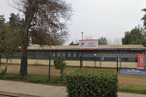 Curicó: contienen a estudiante que quería ingresar a colegio con un arma de fuego cargada en la mochila