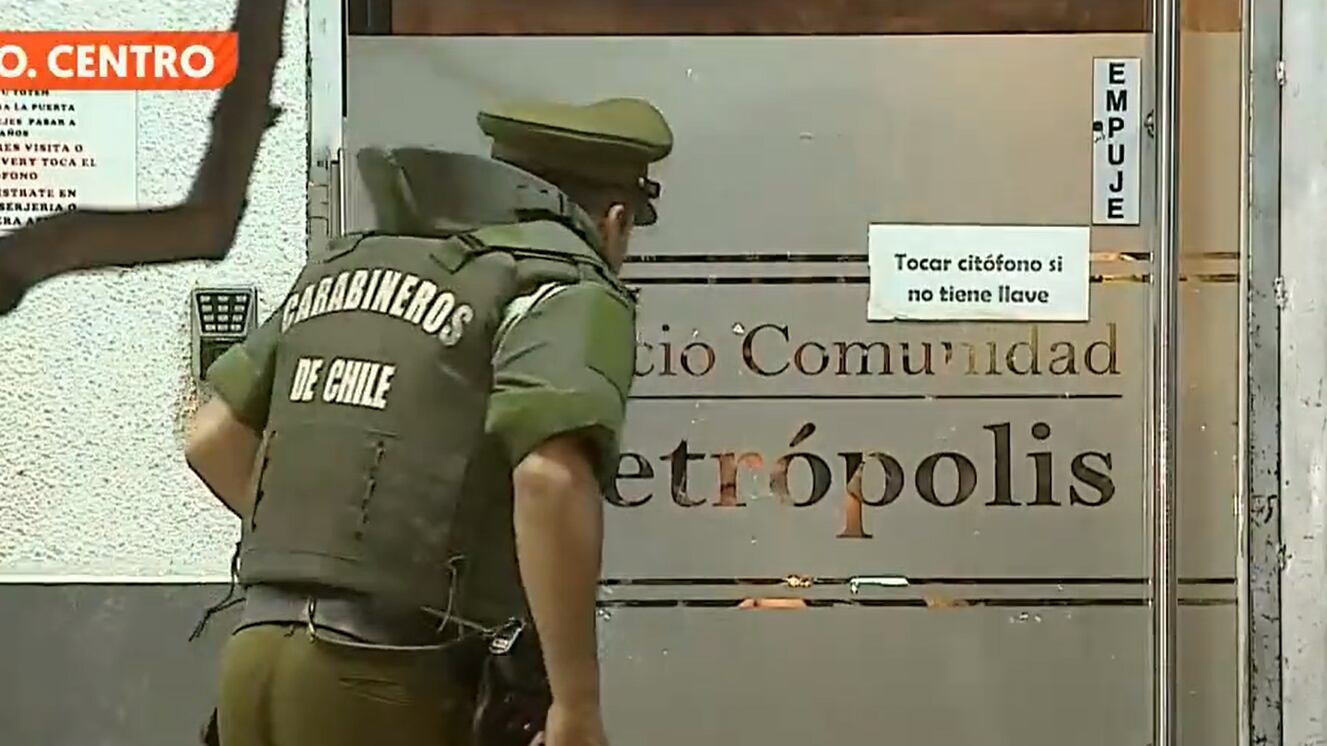 Un hombre venezolano murió baleado al interior de su departamento ubicado en las calles Eleuterio Ramírez con San Diego, en la comuna de Santiago Centro.
El hecho ocurrió a eso de la medianoche de este martes, cuando tres sujetos ingresaron al inmueble simulando ser vecinos. De hecho, habrían tenido llaves del lugar. Al interior del departamento, ubicado en el piso 14, residían tres personas, todos extranjeros. Los delincuentes tomaron a la víctima, la amarraron de pies y manos y la llevaron hasta al baño. Ahí le dispararon dos veces, para luego darse a la fuga.