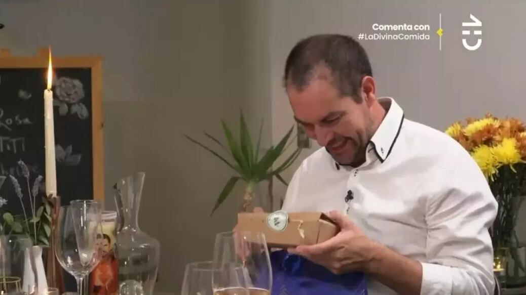 La animadora Milf, Titi García Huidobro, realizó un divertido, pero útil regalo al exconductor de “Espías del amor”, Marcelo Arismendi. Esto, durante la participación en el programa de CHV La Divina Comida.
Fue cuando la panelista de Sígueme y te sigo llegó a la casa de Arismendi, quien hacía de anfitrión, cuando le hizo entrega del presente.
“Yo sé que tú eres un poco vanidoso y con este regalito lo vas a ser aún más, porque sé que tienes un pequeño problema con una parte de tu cuerpo...”, le dijo mientras el anfitrión se miraba su parte íntima.
“No con esa aclaró García Huidobro. Es un shampoo que ayuda al crecimiento del cabello”, explicó Titi, mientras Arismendi abría el regalo, consignó Página 7.
Ahí el exnotero del programa de humor político de Mega, Caiga quien caiga, reconoció que la caída del cabello siempre le afectó.
“El tema del pelo para mí siempre fue un rollo. Cuando me veía en cámara, era un problema, porque se ve muy blanco aquí”, indicó, señalándose la coronilla.
Finalmente, reconoció que se ha hecho implantes y que sí funcionan.