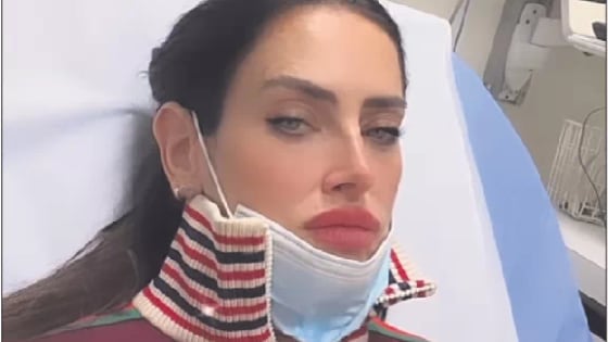 “Ahora que estoy enferma me doy cuenta de lo importante que sería tener una pareja. Hoy no le importo a nadie. Por suerte hay unos pocos amigos y mi perrita”, con esas palabras llena de sentimientos tristones, Adriana Barrientos reveló en su cuenta de Instagram el drama personal que está viviendo, tras ser internada en la clínica por dolor de pecho, tos y fiebre.
Fue el domingo cuando comenzó a sentir fuertes malestares físico que la obligaron a ir a la urgencia de la Clínica Alemana donde, tras ser dada de alta, tuvo que regresar al día siguiente puesto que tenía sospechas de influenza.
Sin embargo, su mayor dolor, aparte de físico, también es emocional puesto que se dio cuenta que, a pesar de tener un millón de seguidores, se encuentra absolutamente sola y no tiene a nadie que al ayude en estos complicados momentos, a punto que prefiere seguir en la clínica.