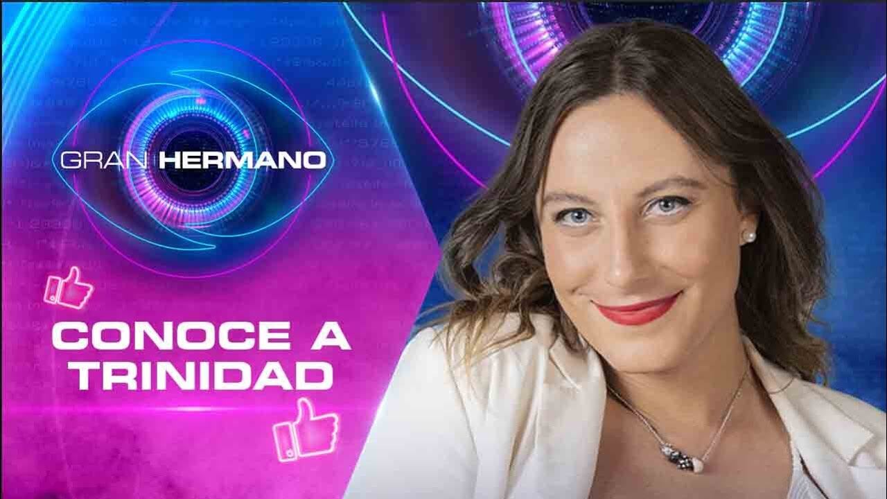 Una sensible confesión realizó la participante del reality de Chilevisión, Gran Hermano, Trinidad Cerda a sus compañeros de encierro, revelando una grave etapa de abuso sexual que sufrió desde su infancia hasta la adolescencia.
“Cuando yo tenía ocho, nueve años, abusaron de mí en un retiro espiritual, fue un líder”, contó la joven, una de las más queridas por los compañeros de encierro.
“Ese abuso hizo que, de alguna manera, mi sexualidad se quebrante. Después de no entenderlo por mucho tiempo, para mí se empezó a normalizar”, lamentó la tripulante de vuelo de 34 años.
Su desahogo lo realizó como una forma de compartir su experiencia y que sus compañeros conocieran parte de su vida. Producto de ello, contó también el abuso reiterado que sufrió por un primo, el cual duró varios años.
Trinidad Cerda realizó íntima confesión
“Una persona de mi familia, un primo entre comillas, me convenció de que lo mejor para hacer todas las noches y siempre en la oscuridad era practicar relaciones sexuales desde que yo tenía 7 años y hasta mis 14″.
Esto provocó en Trinidad Cerda un desequilibrio emocional que comenzó a tratarse ya en edad adulta.
“Siento que toda mi vida he luchado por estar segura con mi sexualidad, con mi cuerpo y quién soy. Es algo que me ha dolido harto, pero recién a mis 32, 33 años empecé a tomar conciencia y a tomar terapia. Mucho tiempo me sentí avergonzada de esto. Ni siquiera sentí miedo ni otras cosas, sino que era vergüenza. La verdad es que, cuando alguien te convence y tú eres la que recibe esto, tiene otro nombre”.
Sin embargo, a pesar de la etapa que la marcó, está feliz de la mujer que es hoy en día.
“Hoy soy feliz y estoy contenta de ser quien soy. Soy una mujer súper alegre. Hay más cosas de mi historia, pero solo les quiero compartir esto para empezar a conocernos un poco más”, sentenció Trinidad Cerda.
