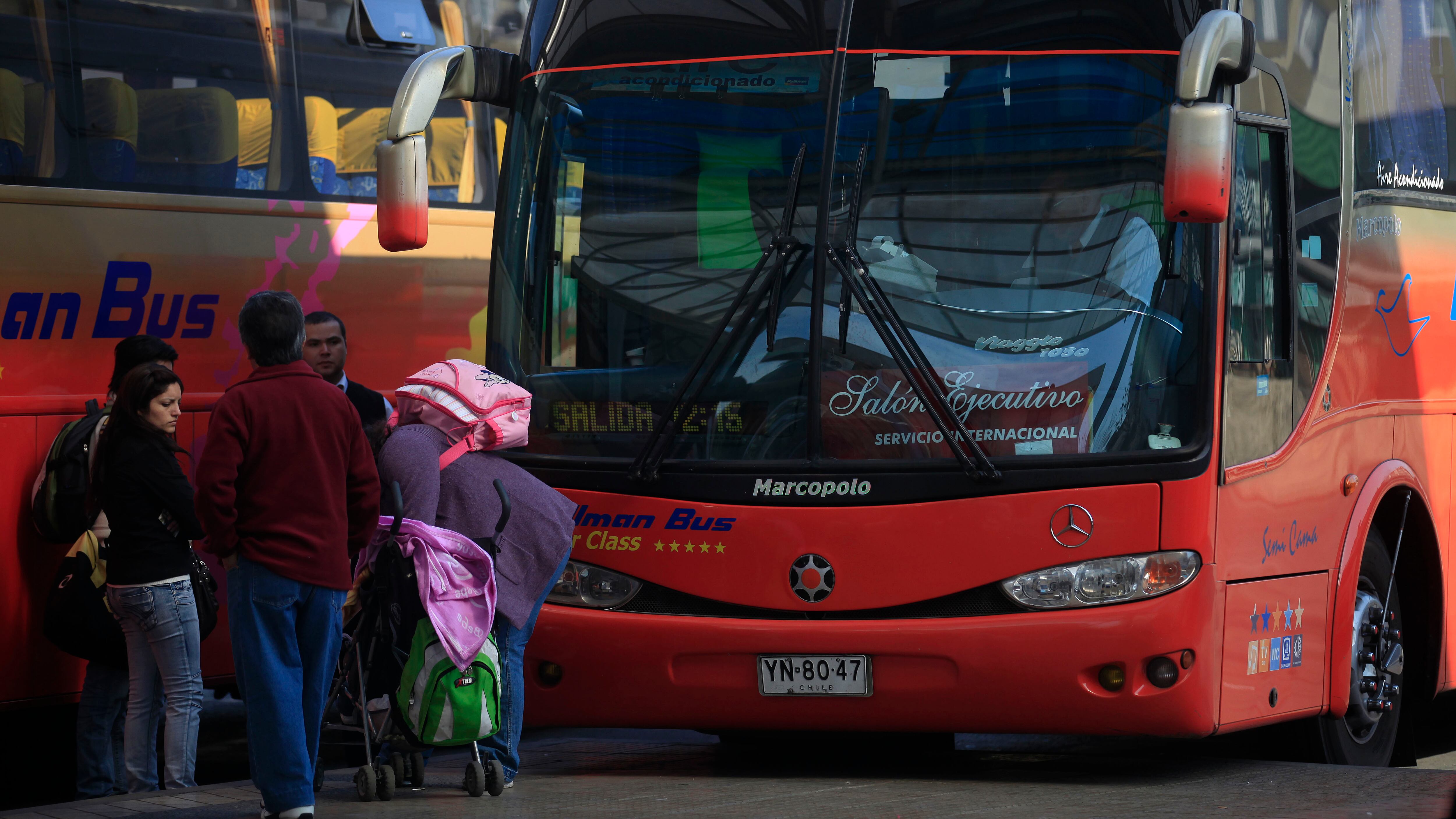 Choferes de Pullman Bus bloquearon la salida del terminal Alameda