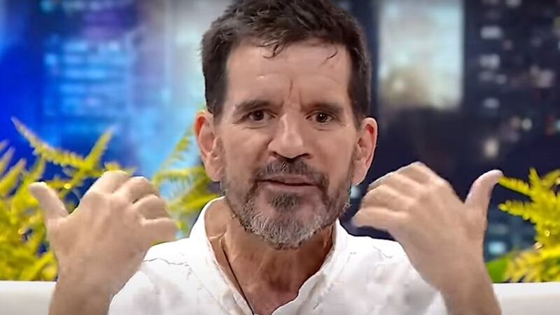 Vasco Moulian enrostra antecedente personal de entrevistado: Su equipo lo frenó en vivo