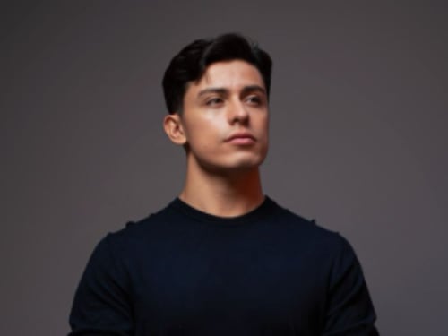 Diego Vicente debuta con “El Espectador”, un EP que mezcla merengue, salsa y bachata desde la transformación personal