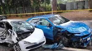 Cinco jóvenes hacían el reto de manejar más de 50 horas sin parar, hasta que chocaron con otro automóvil.